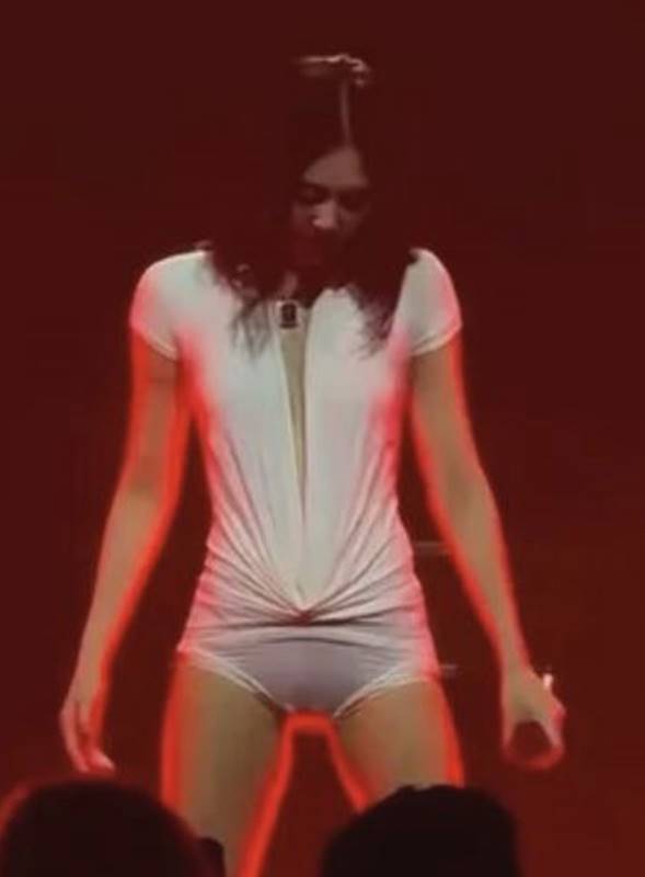 파격적인 제니 무대 의상