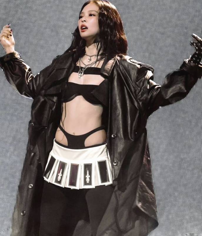 노출이 과해진 제니 무대 의상