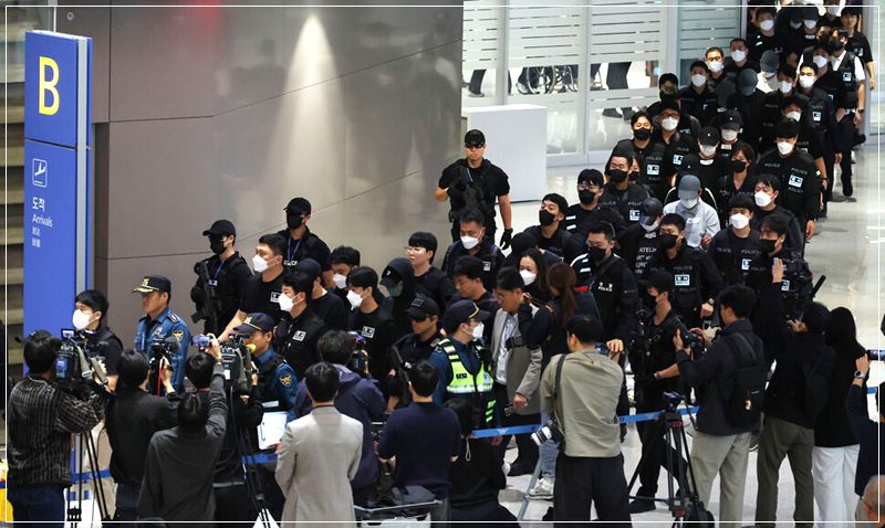 캄보디아 구금된 한국인 64명 송환 체포해 경찰 압송
