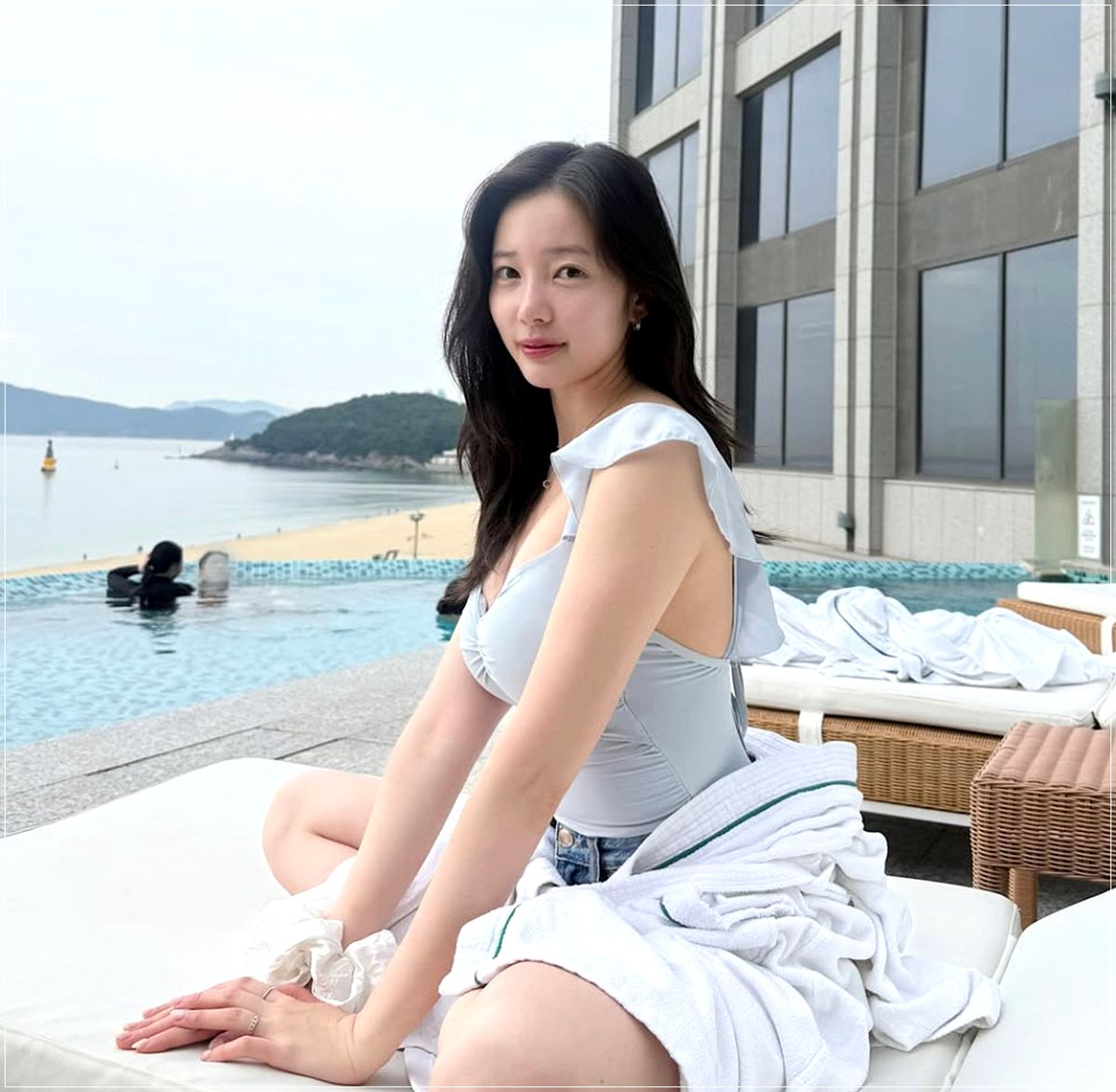 에이프릴 윤채경♥이용대, 열애 중…이혼 7년 만에 찾은 새 사랑